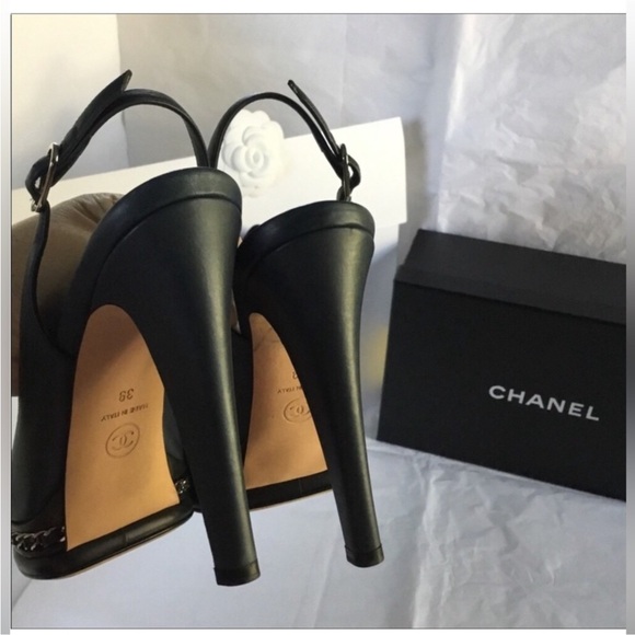 CHANEL - Picture 10 of 16